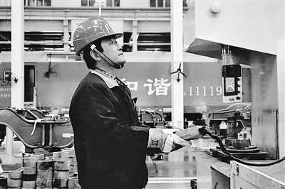 蘭州：寒夜黃河邊，他一把拉出落水大學(xué)生