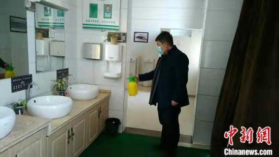  圖為2月初，工作人員對敦煌市旅游景區(qū)衛(wèi)生間進(jìn)行防疫消毒?！《鼗褪形麄鞑抗﹫D 攝