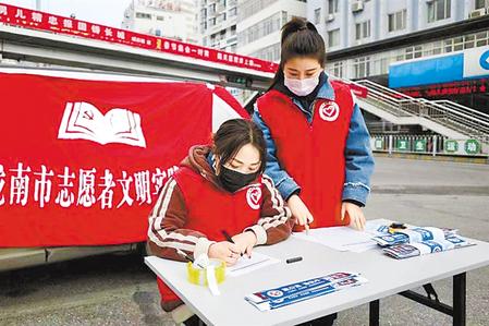 這個(gè)春天，那一抹鮮亮的“志愿紅”　——隴原志愿者戰(zhàn)“疫”記