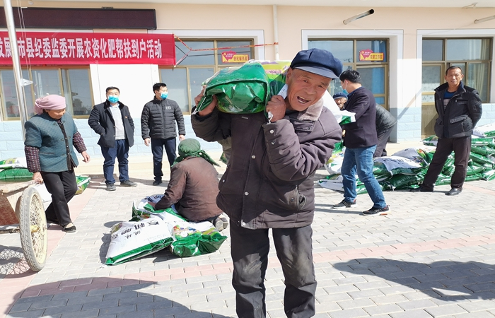 領取到春耕農資的群眾臉上洋溢著喜悅.jpg