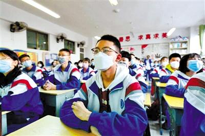 甘肅省初三和高一、高二年級學(xué)生昨日開學(xué) 青春校園又聞瑯瑯讀書聲