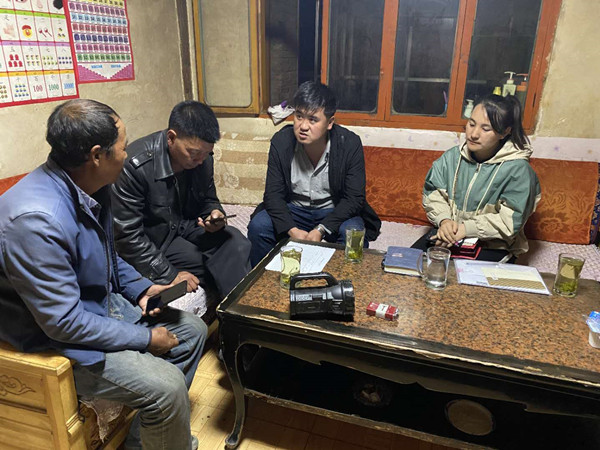 圖為木耳鎮(zhèn)紀檢干事盧建民（左三）連夜在多壩村多壩組奚連德家中了解受災情況，排查安全隱患，并宣傳發(fā)生次生災害的相關知識。_副本.jpg