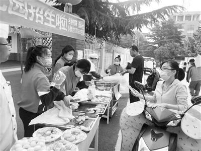 “劉大廚喊你來(lái)吃飯” 天水一幼兒園臨時(shí)“轉(zhuǎn)行”賣(mài)早點(diǎn)