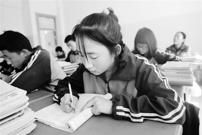 慶陽環(huán)縣這名小姑娘，柔弱肩膀撐起一個大家庭