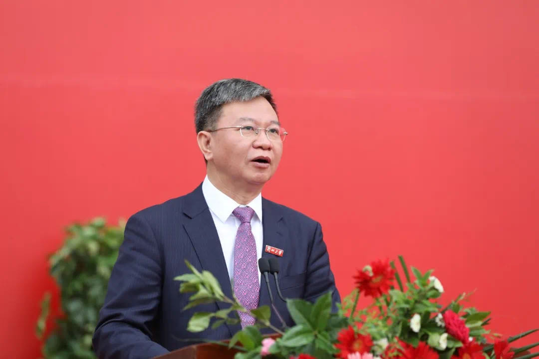 蘭州大學(xué)校長嚴(yán)純?nèi)A寄語2020屆本科畢業(yè)生：做敢擔(dān)當(dāng)、能擔(dān)當(dāng)、有擔(dān)當(dāng)?shù)娜?>
        </a><em>蘭州大學(xué)校長嚴(yán)純?nèi)A寄語2020屆本科畢業(yè)生：做敢擔(dān)當(dāng)、能擔(dān)當(dāng)、有擔(dān)當(dāng)?shù)娜?/em></li>
    <li><a  target=