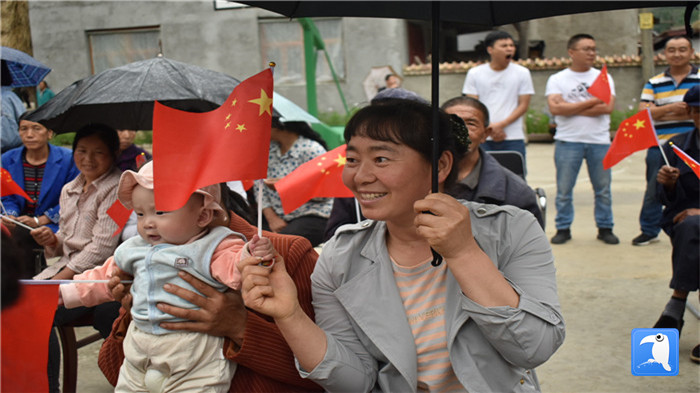 隴南市紀(jì)委監(jiān)委黨員干部與宕昌縣官亭鎮(zhèn)杜家村群眾一起慶祝黨的生日。_副本.jpg