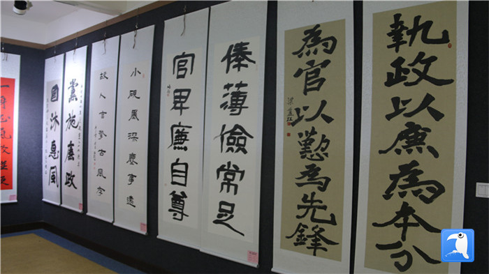 7月1日上午，定西市通渭縣紀(jì)委監(jiān)委舉辦“襄郡清風(fēng)·喜迎建黨99周年”廉政文化書(shū)畫(huà)展，共同為黨的生日獻(xiàn)禮。_副本.jpg