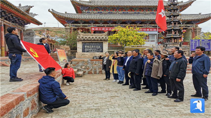 “七一”前夕，甘南州紀(jì)委監(jiān)委機(jī)關(guān)第二黨支部組織支部黨員和幫扶村黨員赴臨潭縣新城鎮(zhèn)蘇維埃舊址紅色教育基地參觀學(xué)習(xí)活動(dòng)。_副本.jpg
