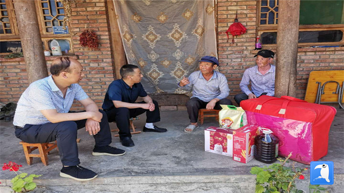 在建黨99周年來(lái)臨之際，隴南市禮縣紀(jì)委監(jiān)委在中壩鎮(zhèn)、三峪鄉(xiāng)開(kāi)展“七一”慰問(wèn)老黨員、困難黨員活動(dòng)，為他們送去組織的關(guān)懷和節(jié)日的問(wèn)候。_副本.jpg