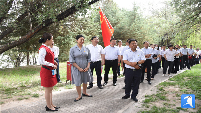 7月1日，嘉峪關(guān)市紀(jì)委監(jiān)委機(jī)關(guān)黨委在迎賓湖絲路廉潔文化主題公園舉行慶祝黨建99周年迎“七一”主題黨日活動(dòng)。_副本.jpg