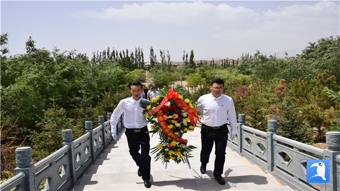 七一”前夕，白銀市紀(jì)委監(jiān)委機(jī)關(guān)黨委組織黨員來(lái)到紅軍西路軍景泰烈士陵園開(kāi)展主題黨日活動(dòng)。 朱鵬拍攝_副本.jpg