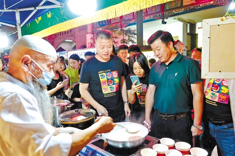 鄭州餐飲同行“打卡”金城夜市：“月光下的蘭州美食，唇齒留香”