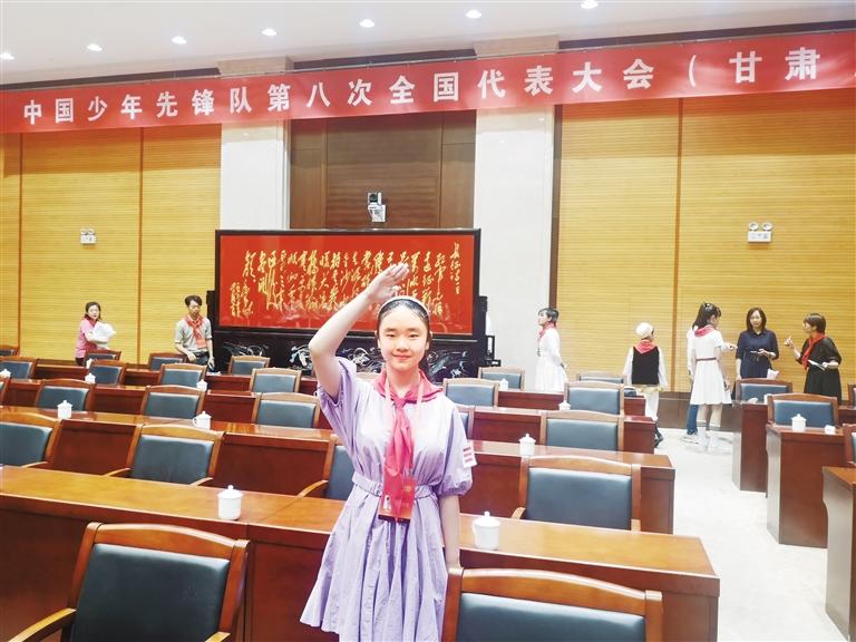代表蘭州少先隊員參加全國少代會——這個小姑娘，攢勁！