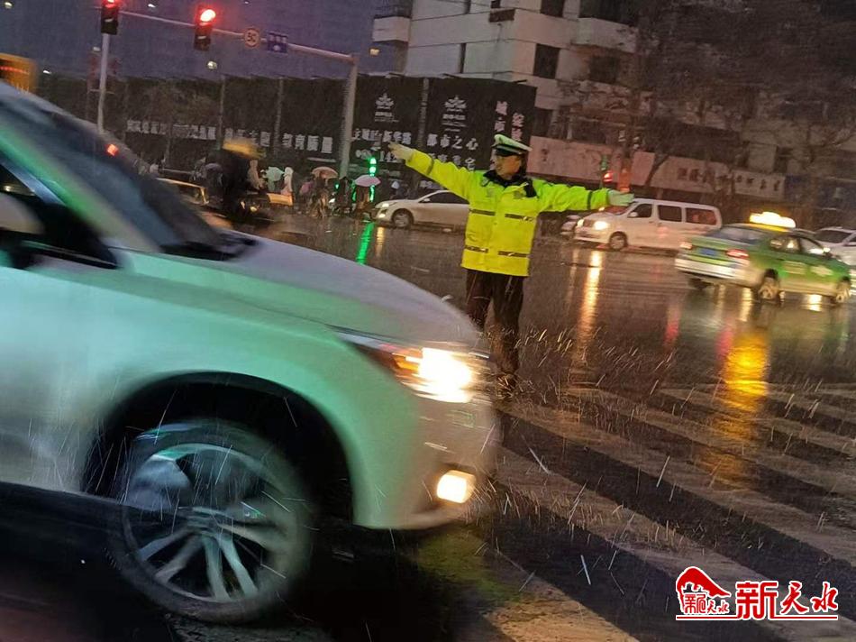 風(fēng)雪襲來(lái)，天水最美“警色”在路上！