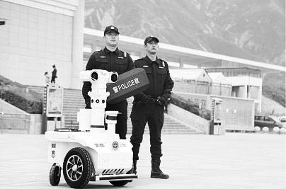 新奇！5G巡邏機(jī)器人亮相隴南武都街頭