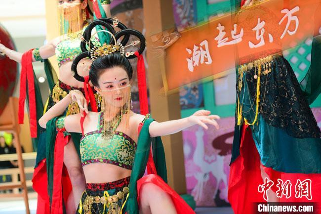 圖為今年9月5日，在重慶亮相的敦煌博物館“潮起東方”主題活動現(xiàn)場。敦煌博物館供圖