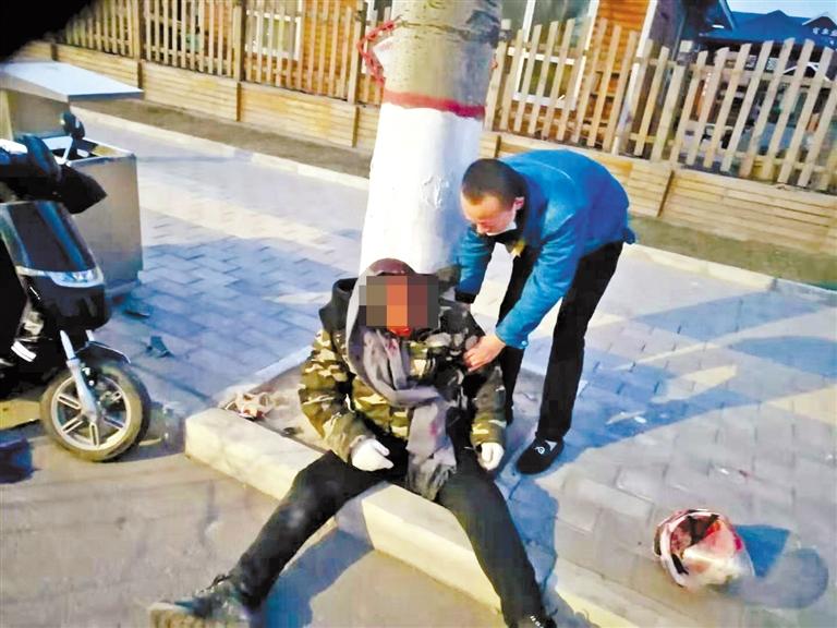 蘭州：騎摩托車男子清晨撞傷 熱心“的哥”全力救助！