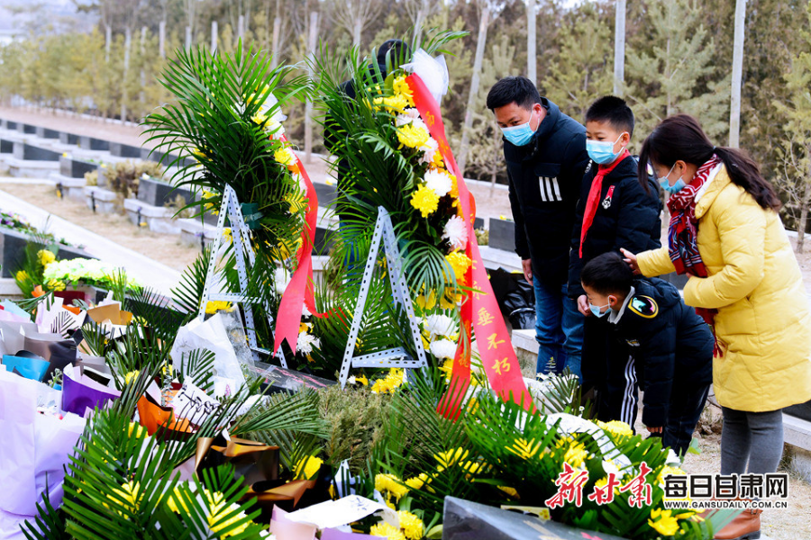 委托快遞、自發(fā)前往，社會(huì)各界在陳紅軍烈士墓前獻(xiàn)花致敬