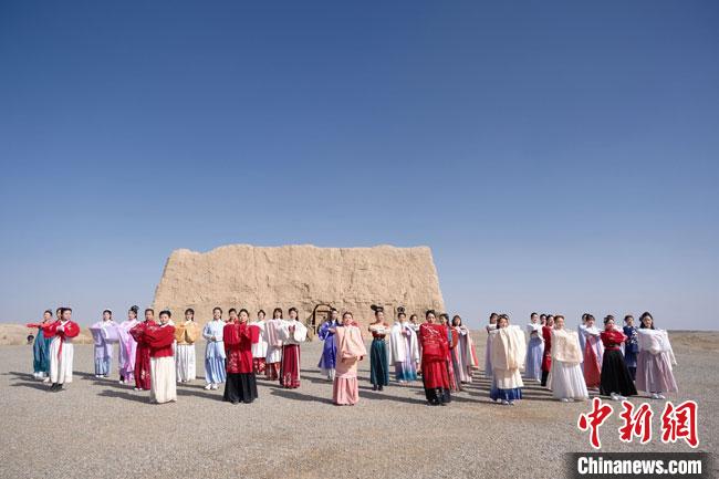 數(shù)十位身著古裝的女性通過體驗賞漢舞、習漢禮、吟誦詩詞等中華傳統(tǒng)文化，再現(xiàn)古絲綢之路的繁華盛景?！∏窳?攝