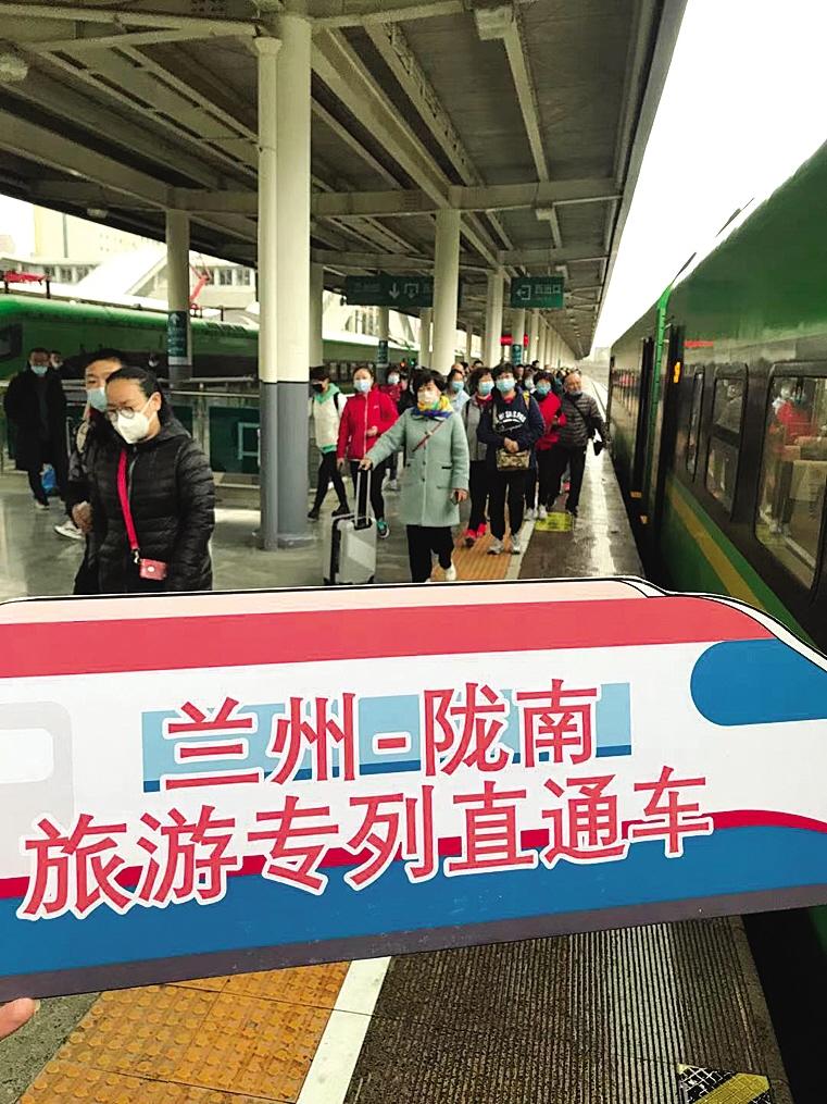 環(huán)西部火車(chē)游”春游專(zhuān)列開(kāi)啟踏青之旅