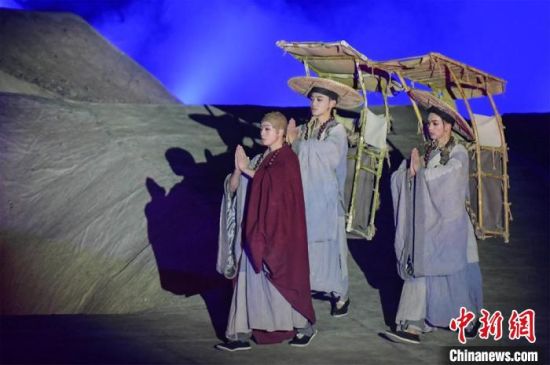 圖為演出現(xiàn)場(chǎng)，該劇獨(dú)創(chuàng)360度旋轉(zhuǎn)并前后移動(dòng)觀眾席，顛覆傳統(tǒng)劇場(chǎng)舞臺(tái)表演模式?！⊥醣筱y 攝