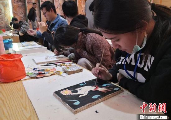 2020年10月，臺灣大學生在敦煌“莫高學堂”體驗?zāi)嗯弋嬍肿髡n?！《∷?攝