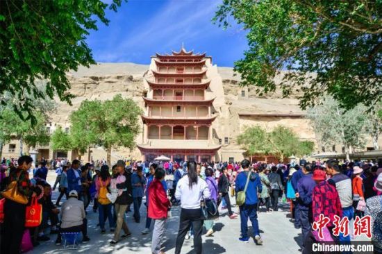 中國農(nóng)歷四月初八，敦煌民眾傳承歷史習(xí)俗，前往莫高窟燒香禮佛、祈福。(資料圖) 王斌銀 攝