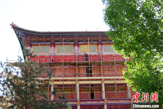圖為5月上旬，甘肅山丹縣大佛寺內，工作人員對古建筑大雄寶殿進行修繕。 中新社記者 高展 攝