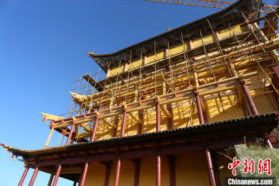圖為5月上旬，甘肅山丹縣大佛寺內，正在修繕中的古建筑大雄寶殿。 中新社記者 高展 攝