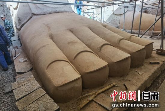 圖為中國(guó)“石窟鼻祖”天梯山石窟第13窟大佛足部與局部危巖體搶救性保護(hù)項(xiàng)目施工現(xiàn)場(chǎng)。陳曉斌 攝