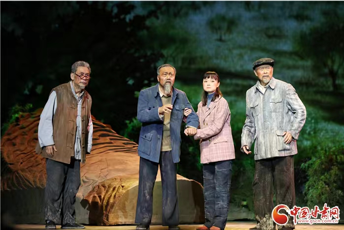 大型原創(chuàng)話劇《八步沙》在蘭州首演 展現(xiàn)“時代楷?！敝紊吃炝制D苦歲月
