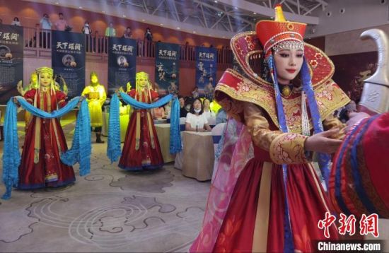 圖為中國(guó)首部邊塞史詩劇《天下雄關(guān)》首演發(fā)布會(huì)現(xiàn)場(chǎng)?！〈蘖?攝