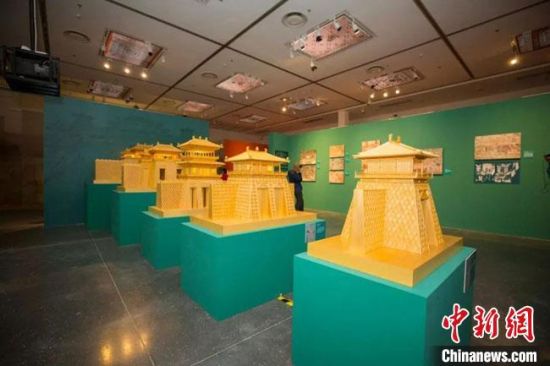 圖為呈現(xiàn)敦煌壁畫(huà)中的建筑和園林之美的復(fù)原模型。(資料圖) 敦煌研究院供圖