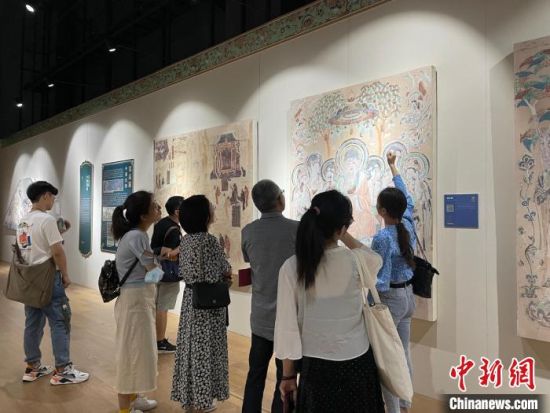 圖為展覽現(xiàn)場(chǎng)?！〗瓧顭?攝