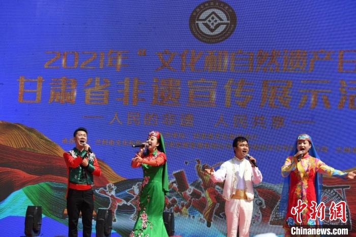 圖為甘肅臨夏回族自治州非遺傳承人演唱花兒?！钇G敏 攝