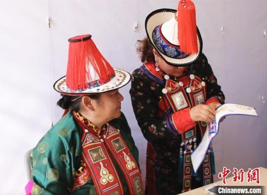 圖為用活態(tài)傳習(xí)的模式促進(jìn)裕固族非物質(zhì)文化遺產(chǎn)的保護(hù)傳承?！∈缝o靜 攝