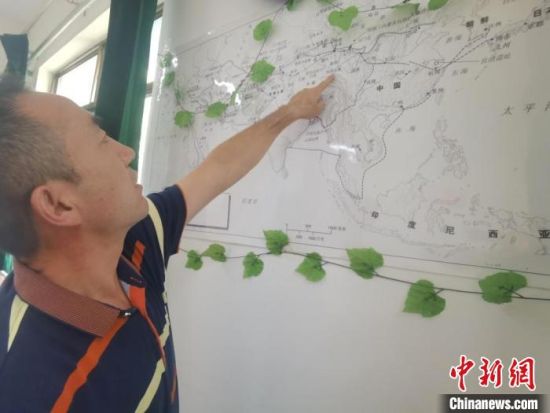 圖為甘肅省社會(huì)科學(xué)院絲綢之路研究所所長(zhǎng)侯宗輝指出《絲綢之路古文明》課題組考察線路?！￠Z姣 攝