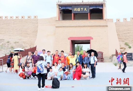 歷經(jīng)數(shù)十載保護(hù)修繕的古老關(guān)城得以延年益壽，成為了海內(nèi)外游客“絲路游”的必經(jīng)打卡地?！「哒?攝