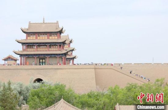 歷經(jīng)數(shù)十載保護(hù)修繕的古老關(guān)城得以延年益壽，成為了海內(nèi)外游客“絲路游”的必經(jīng)打卡地。　高展 攝