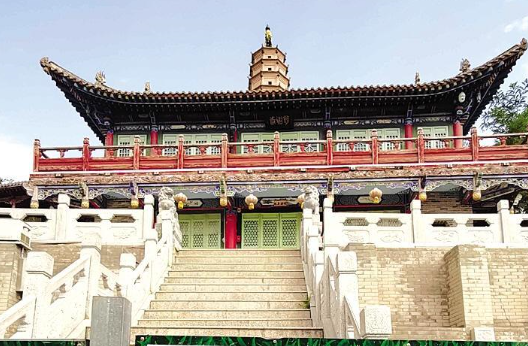 白塔寺閉門謝客，何時開放？管理處：白塔基礎出現(xiàn)病害圍擋施工，預計年底前完工