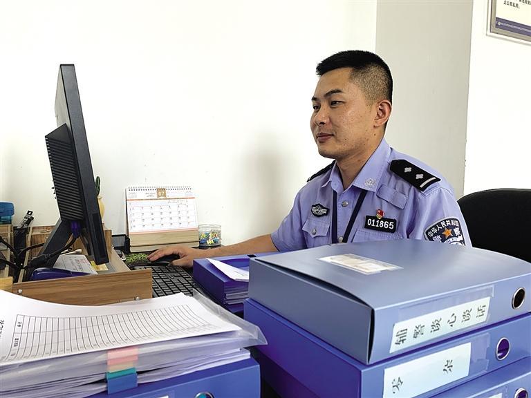 “身為黨員，就應(yīng)該第一個往前沖”