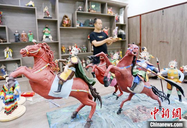 安秋平是成州面塑第五代傳承人，也是當(dāng)?shù)匚ㄒ粓允孛嫠苤谱鞯娜?。　高?攝