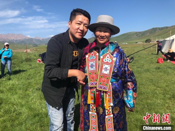 圖為拍攝紀(jì)錄片《西茂的婚禮》期間，張輝剛(左)與裕固族老人合影留念。(資料圖) 張輝剛供圖