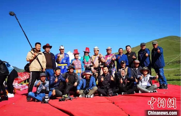 圖為張輝剛(右三)及團(tuán)隊在甘肅張掖市肅南縣拍攝裕固族題材紀(jì)錄片《西茂的婚禮》。(資料圖) 張輝剛供圖