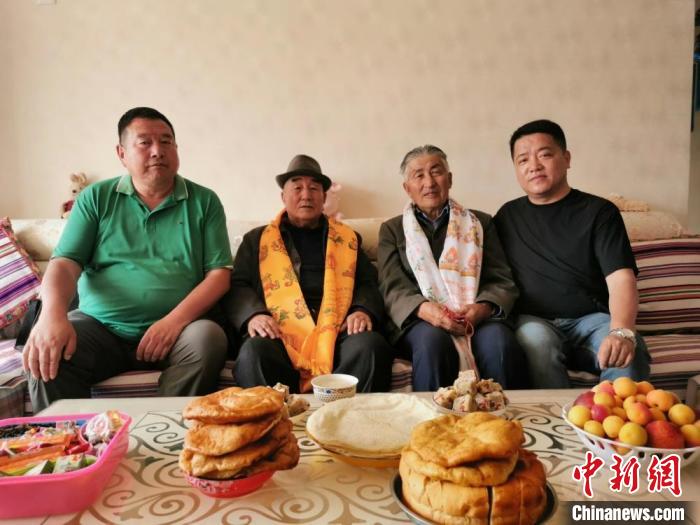 圖為張輝剛(右一)拜訪甘肅肅南縣裕固族德高望重的老人。(資料圖) 張輝剛供圖
