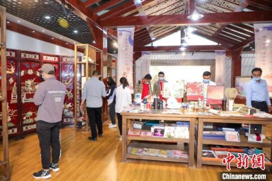 圖為甘肅“一會(huì)一節(jié)”期間，位于敦煌的天水市展館中，民眾觀賞文創(chuàng)產(chǎn)品。　甘肅省文化和旅游廳供圖