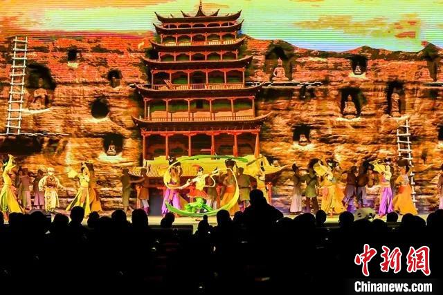 開幕式文藝展示“相約敦煌”，通過數(shù)字技術(shù)將莫高窟“搬到”演出現(xiàn)場(chǎng)。　甘肅省文化和旅游廳供圖