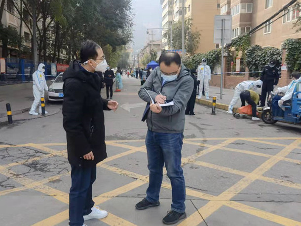 蘭州市紀委監(jiān)委干部下沉一線詳細詢問疫情防控情況。.jpg