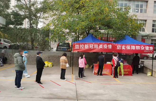 城關區(qū)紀委監(jiān)委各監(jiān)督檢查組督促各街道核酸檢測點落實“一米線”制度。.jpg