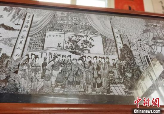 圖為陶世清的影雕作品。　楊娜 攝